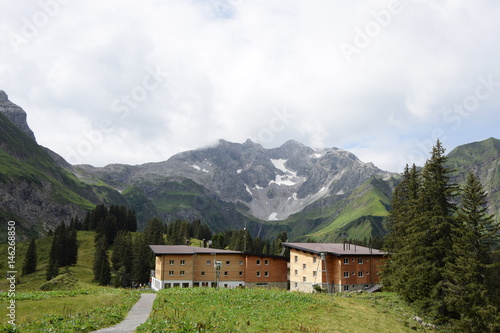 Hotel am Körbersee mit Braunarlspitze