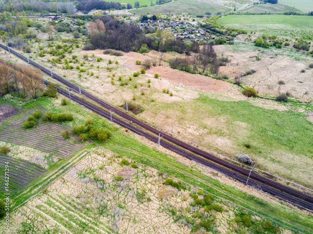 Luftbild von Bahnschienen in einer ländlichen Gegend