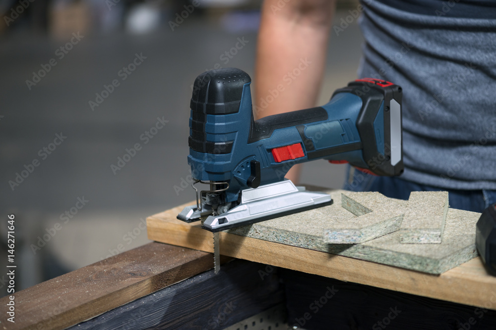 the battery jig saw the battery jig saw