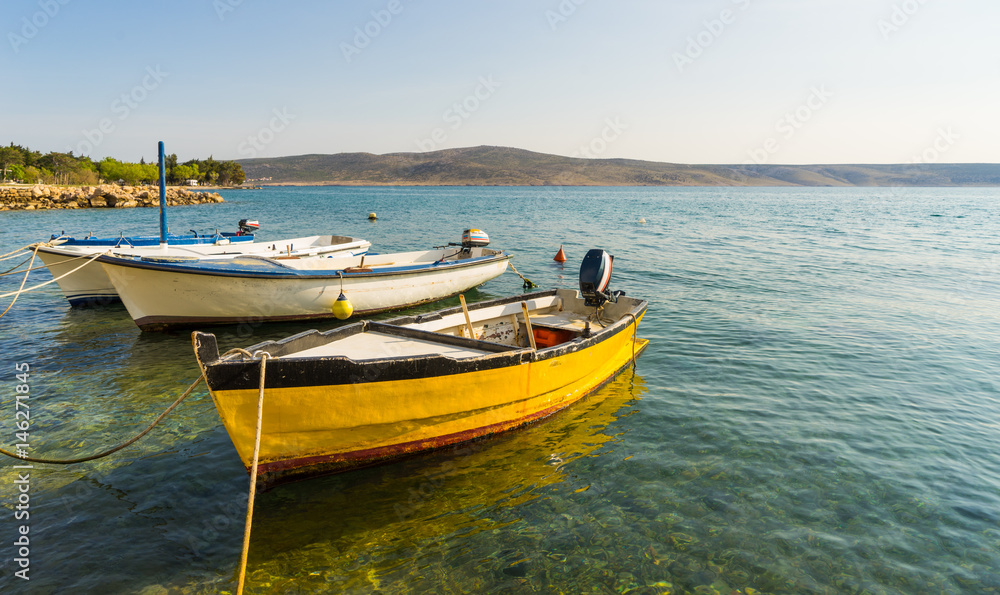 Naklejka premium gelbes Fischerboot in Kroatien