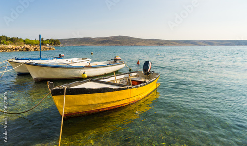 gelbes Fischerboot in Kroatien