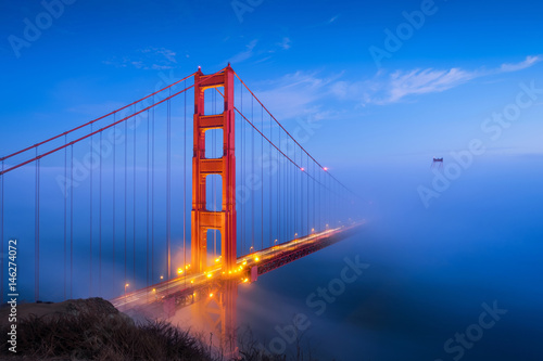 Fototapeta Naklejka Na Ścianę i Meble -  Golden Gate Bridge & Clouds