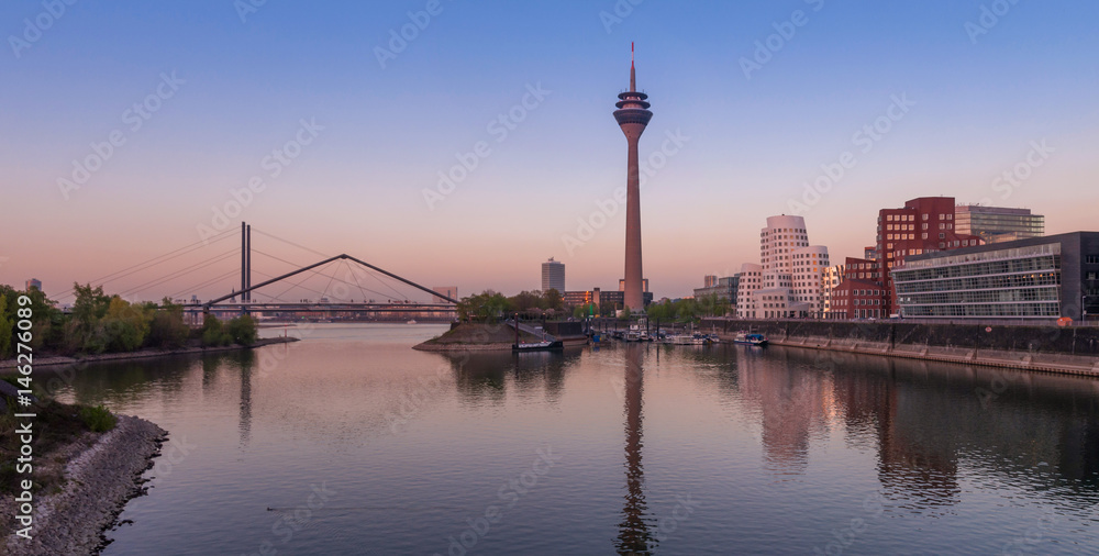 Düsseldorf – Medienhafen am Abend; Deutschland