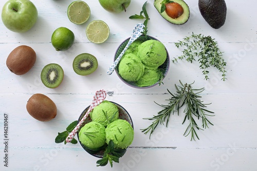 gelato colore verde con frutta ed erbe sfondo tavolo di legno photo