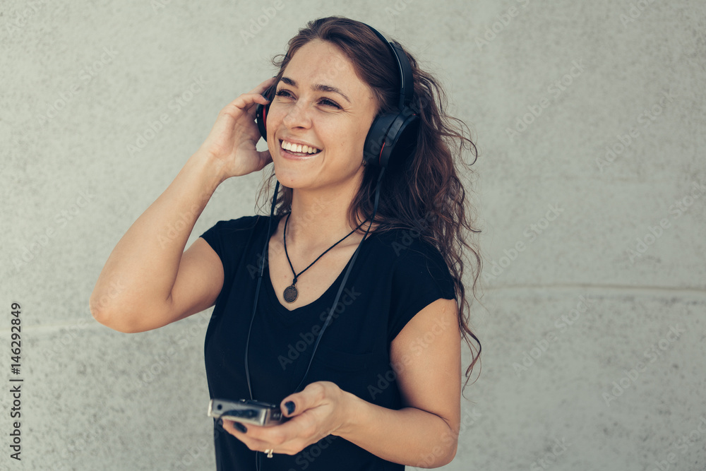 Фотосессия с гитарой девушка студия. Девочка за роялем. Девушка с нотами. Девушка со скрипкой со спины. Девочка нотта.