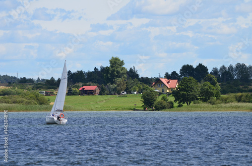 Jezioro Mamry z krajobrazem mazurskim w tle w lecie/Mamry Lake with Masurian ...