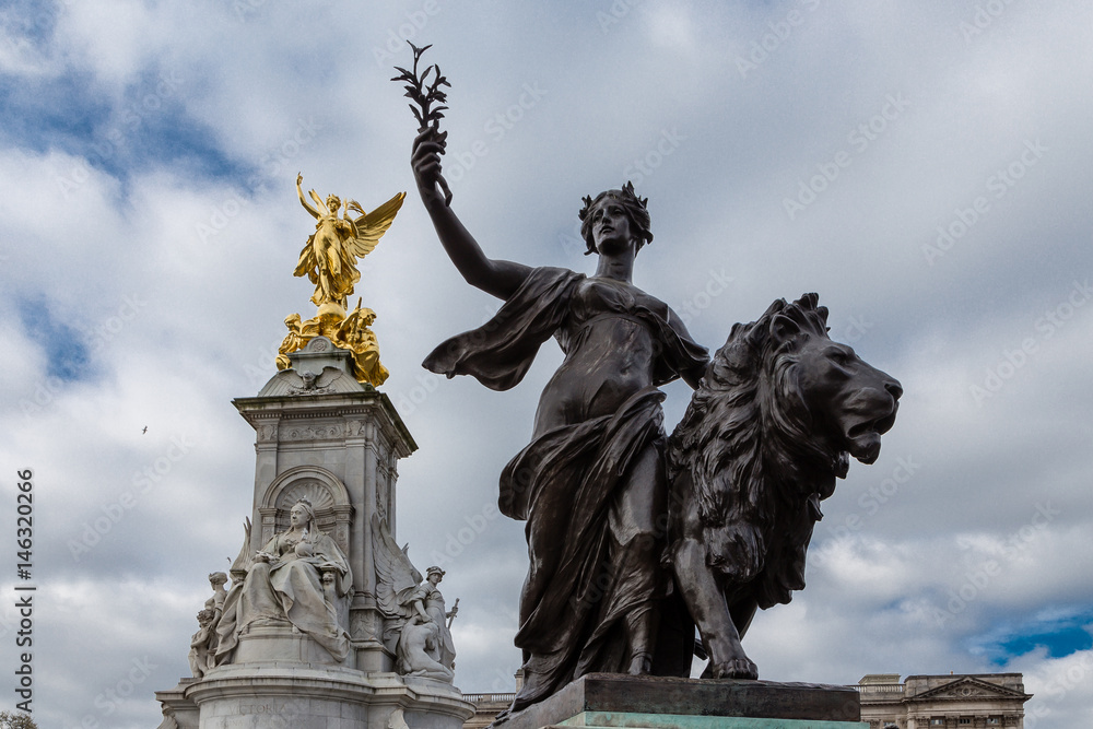 Fototapeta premium Statues of Buckingham Palace Gardens