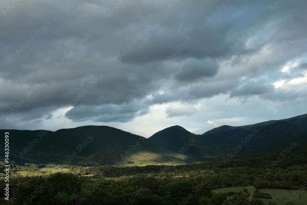Ciel nuageux dans les Pyrénées audoises, Occitanie dans le sud de la France