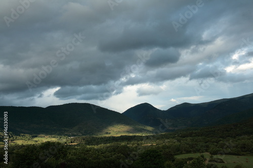Ciel nuageux dans les Pyrénées audoises, Occitanie dans le sud de la France © arenysam