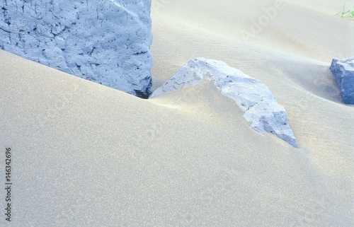 Graublaue Felsen liegen im Sand einer Düne am Rauðasandur / Raudasandur, Westfjorde, Vestfirðir, Island / Iceland, Europa photo