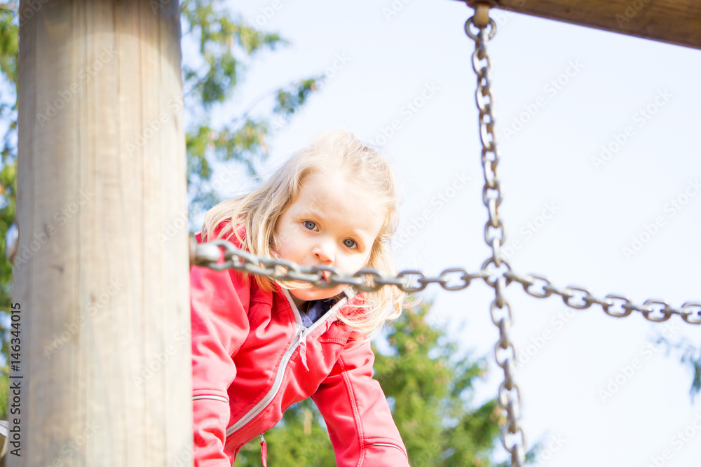 Blondes Mädchen auf Klettergerüst Blondes Mädchen auf Klettergerüst