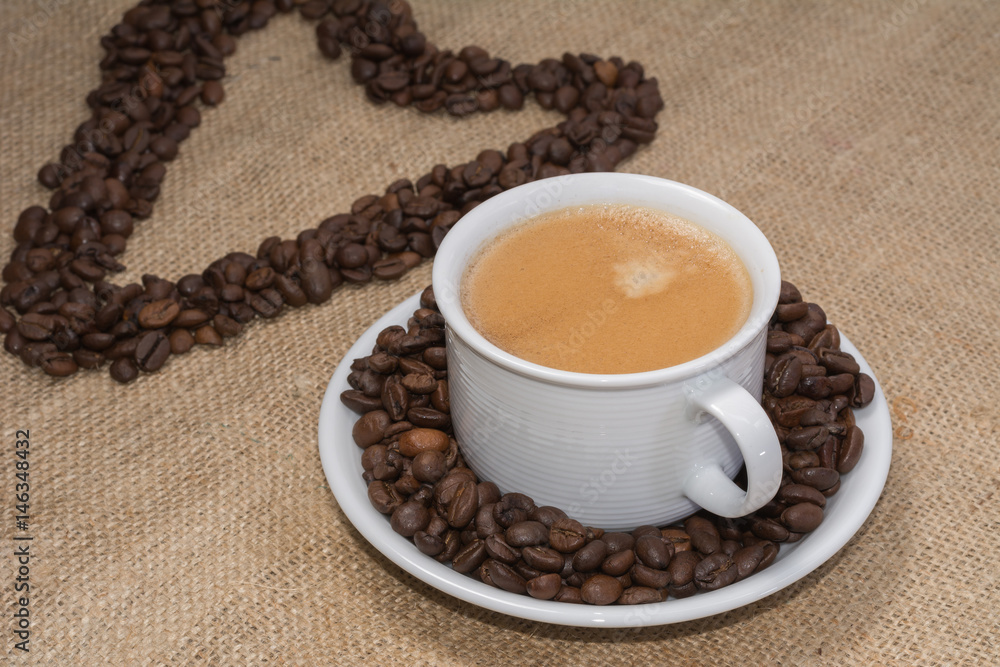 Herz für die Liebe aus Kaffeebohnen und Kaffeetasse Herz für die Liebe aus Kaffeebohnen und Kaffeetasse