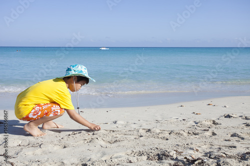 ビーチで遊ぶ男の子　キューバ　バラデロ