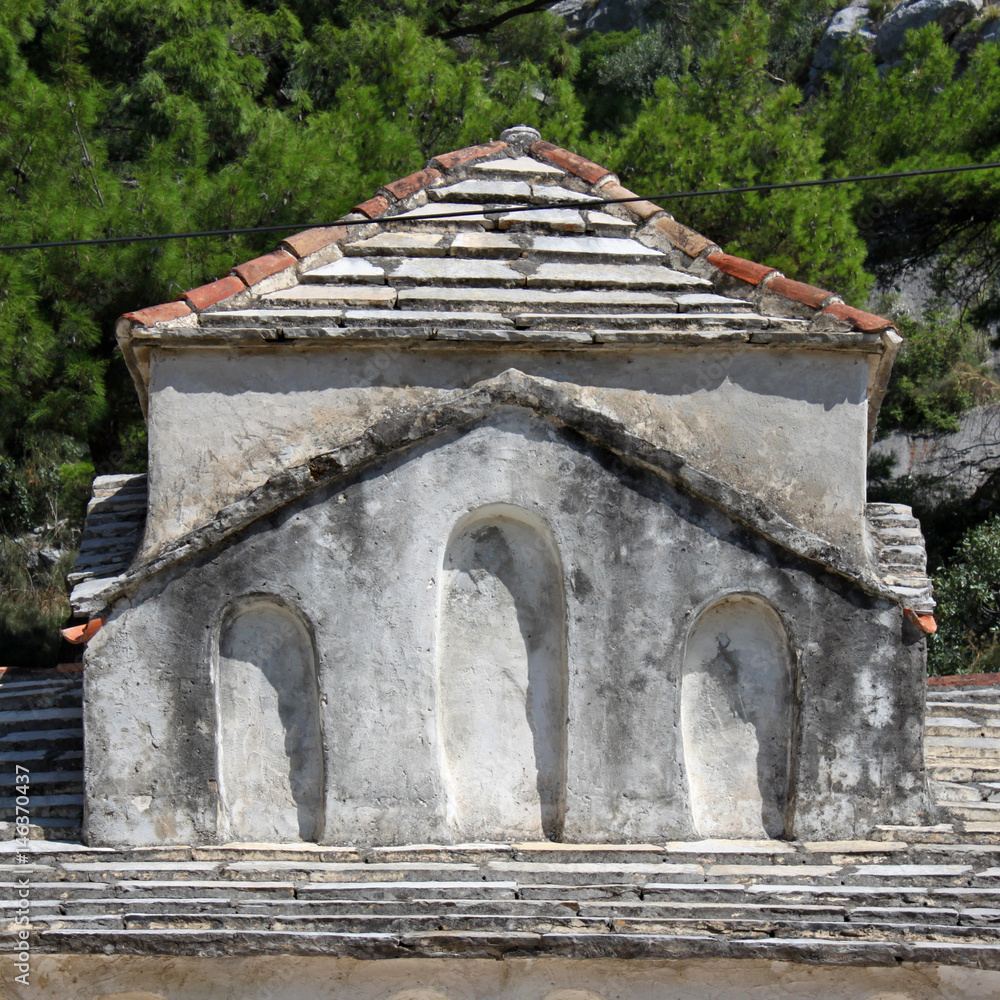 Kuppel der vorromanischen Kirche Sv. Petra na Priku in Omis an der Adria, Kroatien
