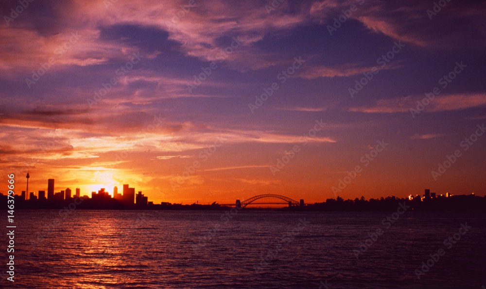 Die Skyline von Sydney vom Hafen aus bei Sonnenuntergang