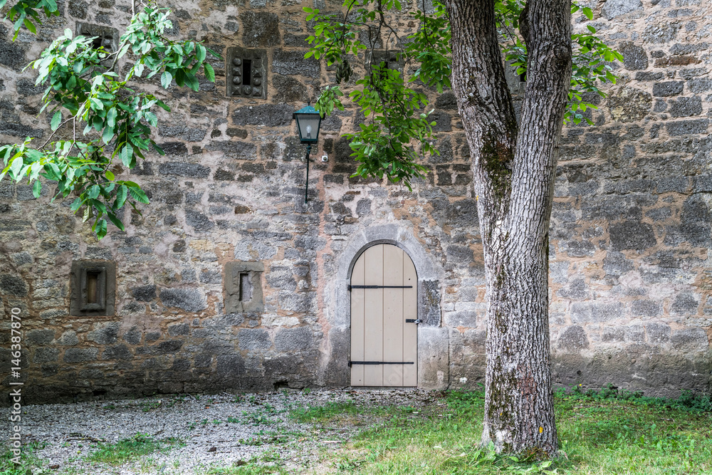 Alte Holztüre in einem mittelalterlichen Burghof Alte Holztüre in einem mittelalterlichen Burghof