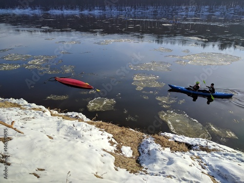 Foto Extreme kayaking in winter with capsized kayak