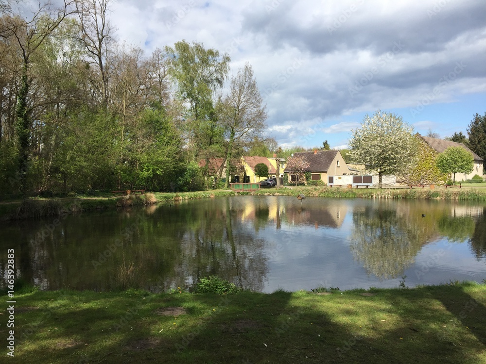 Häuser am Teich, See, in Deutschland, im Frühling