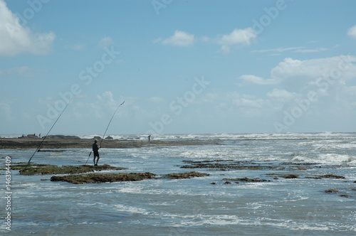 pêcheur au lancer sur la côte atlantique