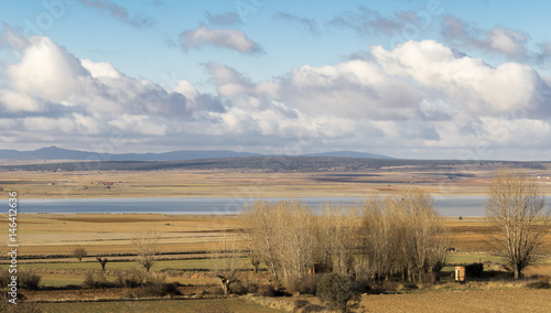 Contrastes de tierra y agua en la  Reserva Natural de Gallocanta