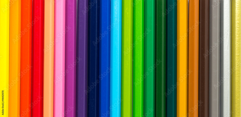 Buntstifte farbig angeordnet.