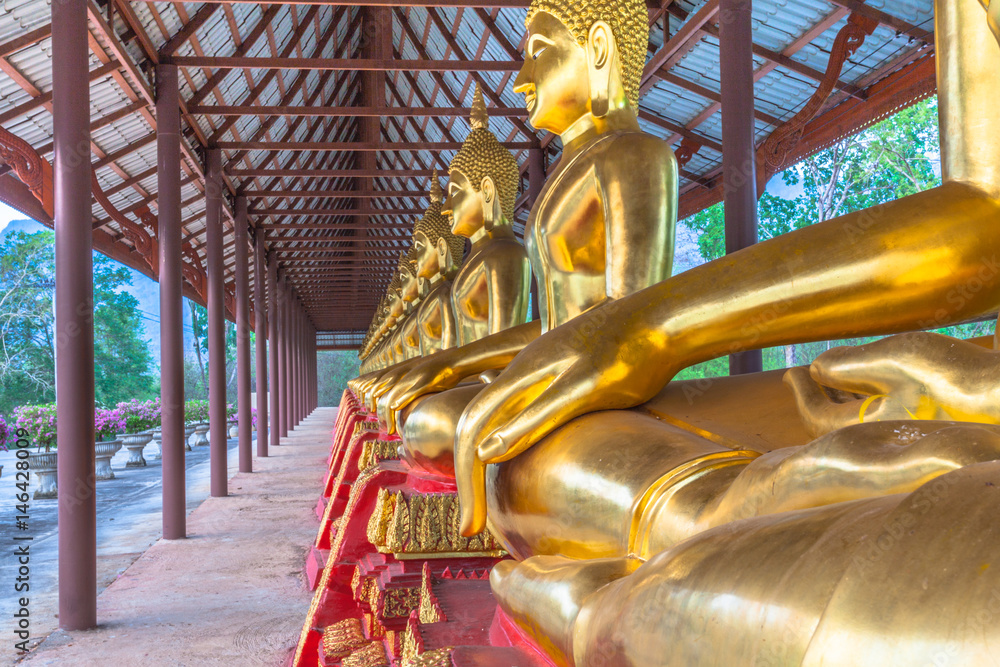 golden statue buddha