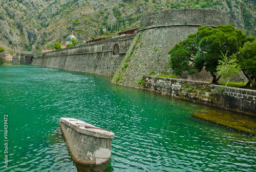 Obraz na płótnie Montenegro Kotor city canal, Wall from old fortifications w salonie
