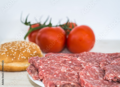 Fleisch und Tomaten zum herstellen von Hamburger zuhause 