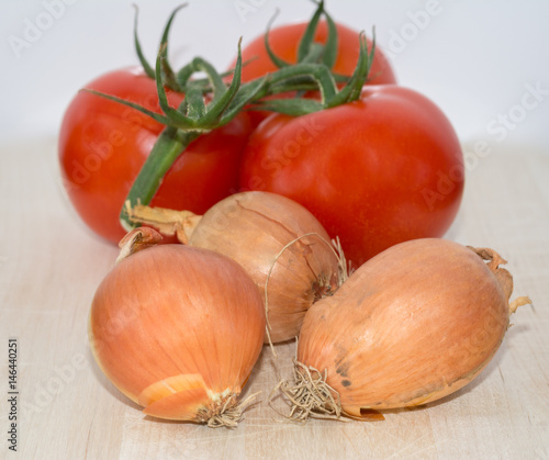 Zwiebeln und Tomaten 