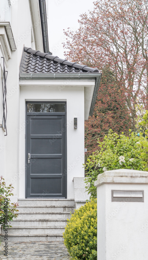 Fototapeta premium Haustür in anthrazit mit Treppenstufen