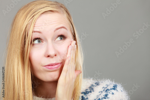 Cuadro en lienzo Young teenager woman thinking with hand on cheek