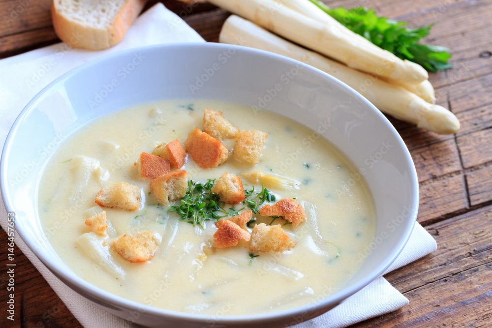 Frische Spargelcremesuppe Frische Spargelcremesuppe
