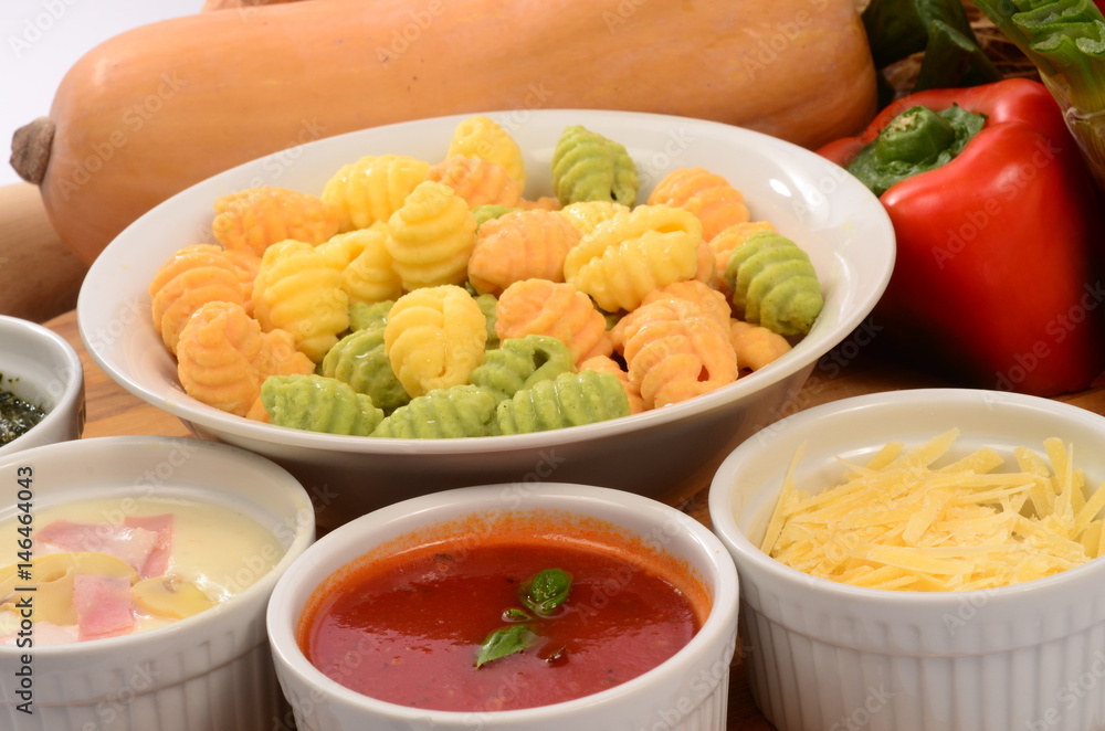 Φωτογραφία Noquis con verduras, zapallos, pesto, tomate, morron, trigo y otros