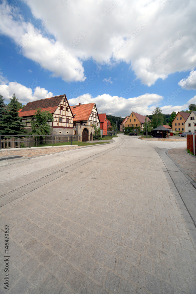 Dorfstraße mit Fachwerkhäusern
