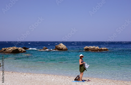 kvinna med hatt, klippor, landsbygd, karpathos, grekland, eu, europa, land, medelhavet