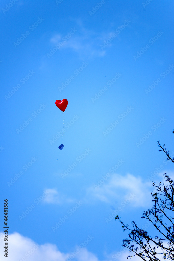 Himmel mit Luftballon in Herzform Stock-Foto | Adobe Stock