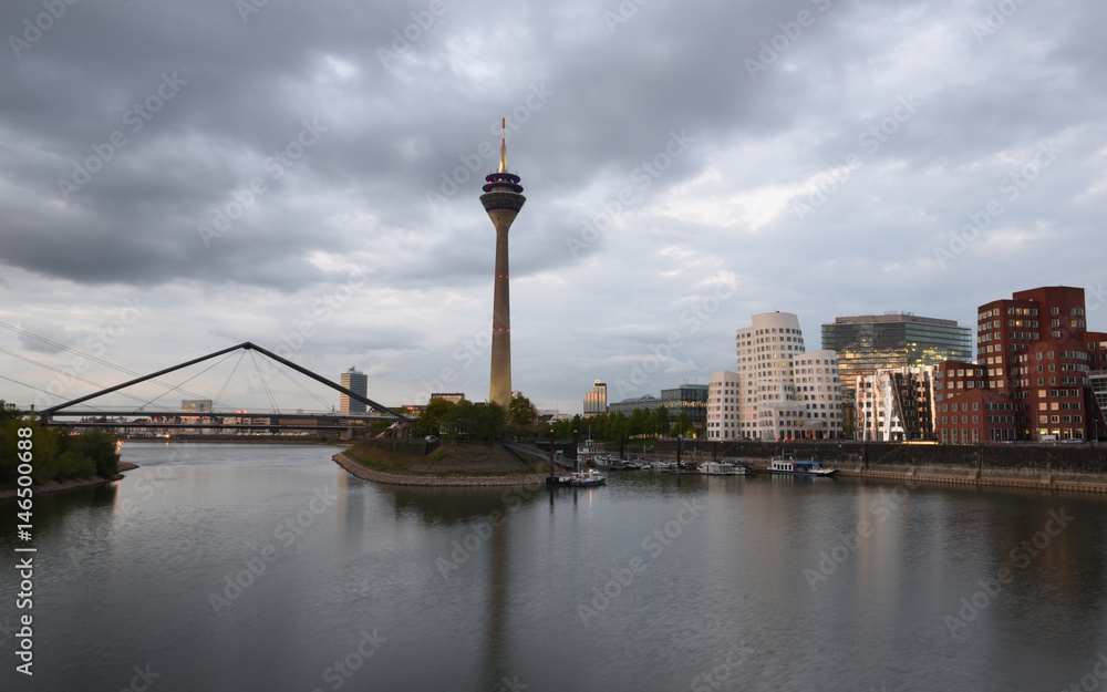 blick auf rheinturm von medienhafen