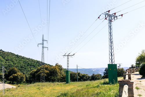 Torre de alta tensión transportando energía eléctrica
