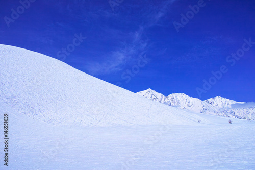 スキーゲレンデとシュプールと雪山 photo