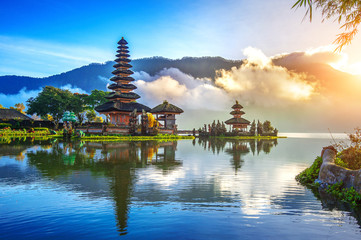 Wandcirkels Bali Drijvende watertempel op Bali Indonesië  © tawatchai1990