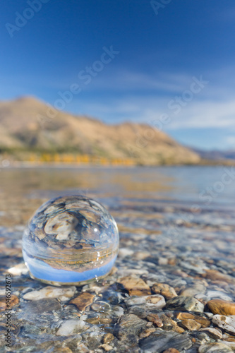 Glaskugel im Wasser am Lake Wakatipu 