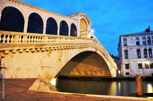 Rialtobrücke bei Sonnenaufgang