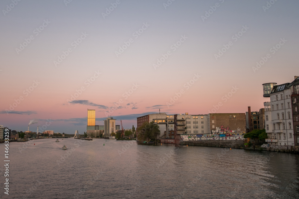 Naklejka premium Berlin skyline - river spree panorama, boats and sunset sky