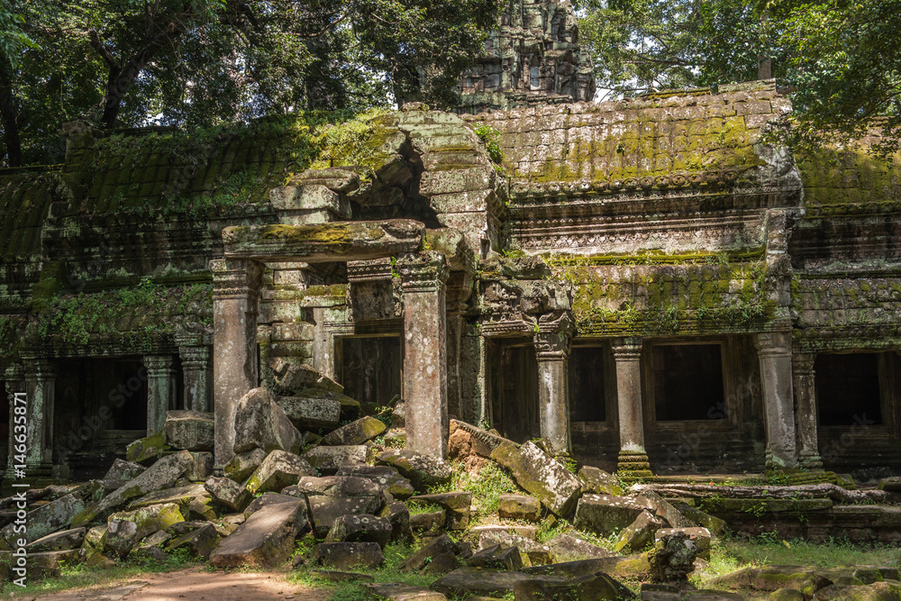 Fototapeta premium Ta Prohm temple Hall of Dancers in Angkor, Siem Reap, Cambodia.