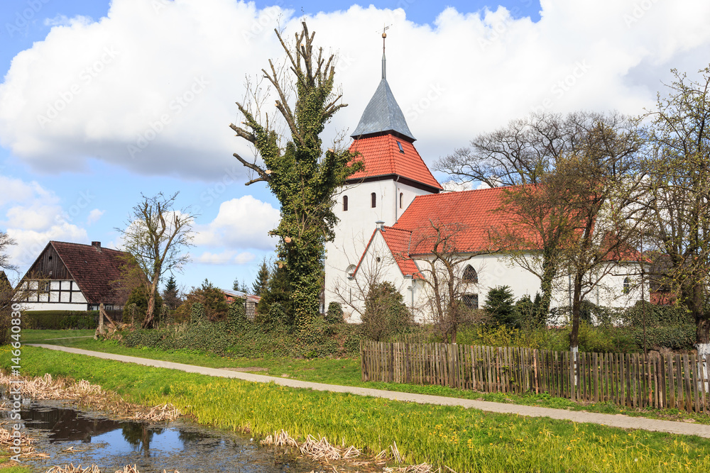 Gotycki kościół z XV wieku w Swołowie na polskim pomorzu środkowym, w okolicy Słupska. Swołowo jest wsią znana z zabudowań szachulcowych (pruski mur) 