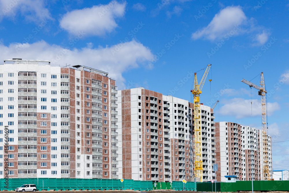 Building a multi-storey building with a tower crane