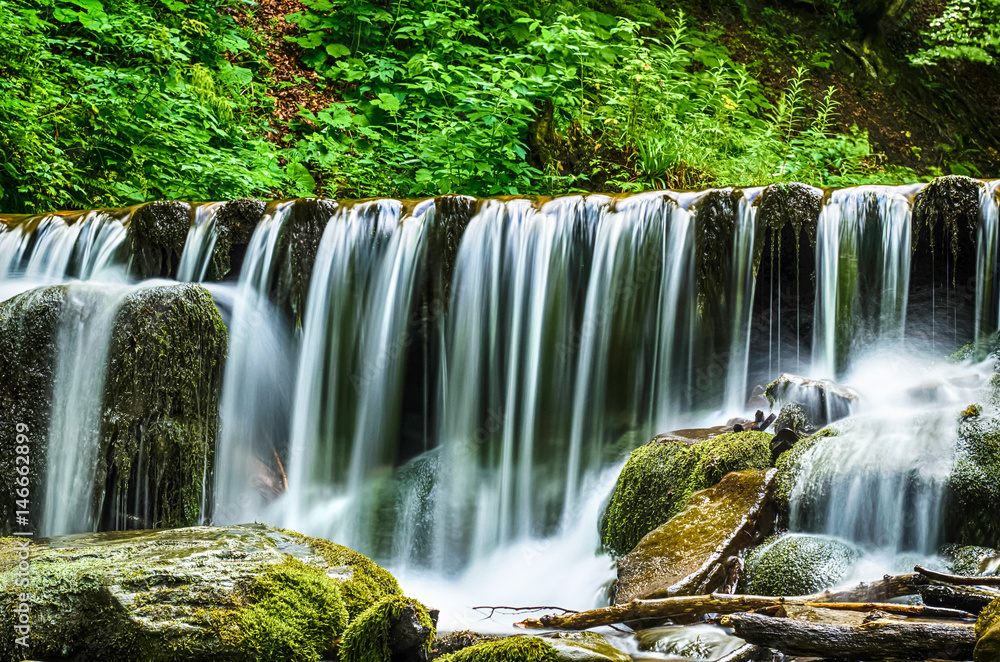 Obraz premium Waterfall Shypit in the Ukrainian Carpathian mountains on the long exposure