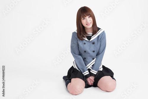 Wallpaper Mural 若い女性が、制服を着ています。この画像の背景は、白です。 Torontodigital.ca