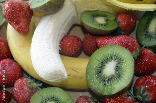 Fraises, bananes et kiwis photo