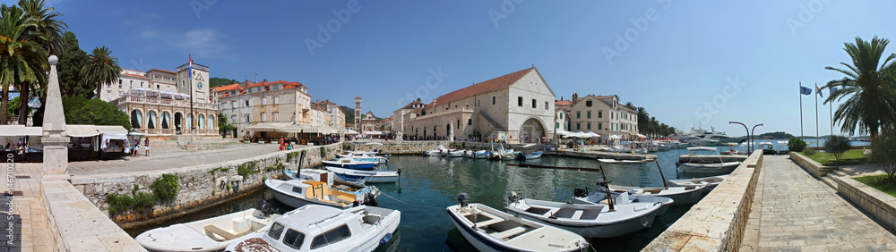 Panorama am Hafen der Altstadt von Hvar, Kroatien